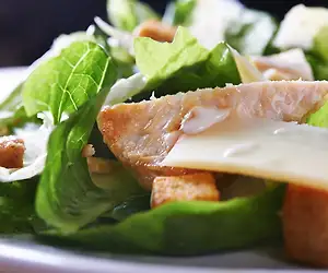 Kana-caesarsalaatti
