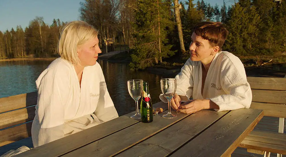 Yökylässä Maria Veitola