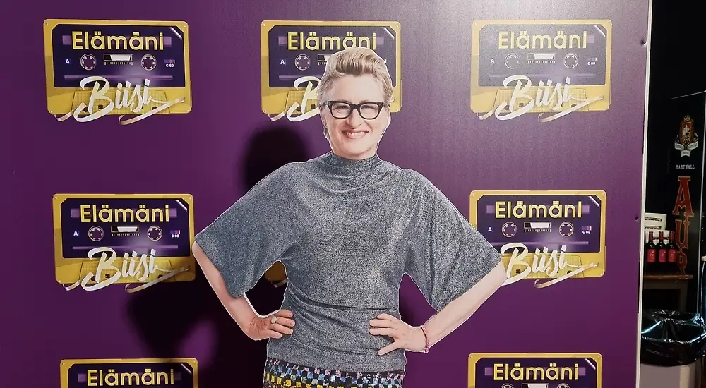 Yökylässä Maria Veitola