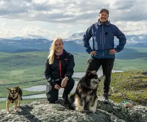 Äijä-koira saa erityisen vieraan, Liettuasta tuodun rescue-koiran - Tämä yksi asia mietittää...