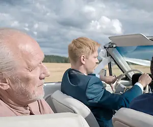 TV-VINKKI: Isä Heikki ja poika Mikko Nousiainen ajankohtaisessa Saattokeikka-leffassa tv:ssä