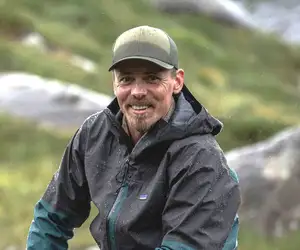 Tiesitkö? Jasper Pääkkönen paljastaa, missä oikeasti nukutaan The Summit Suomi -kuvauksissa