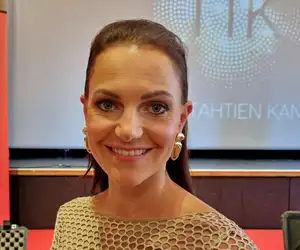 Katri Riihilahti täytti 40 vuotta - Sensuellit kuva julki, musta pitsiunelma päällä!